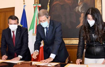 Il presidente Nello Musumeci con l'assessore regionale delle attività produttive Mimmo Turano e il presidente di Confapi Sicilia