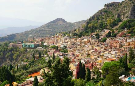 veduta della città di Taormina foto by pexels